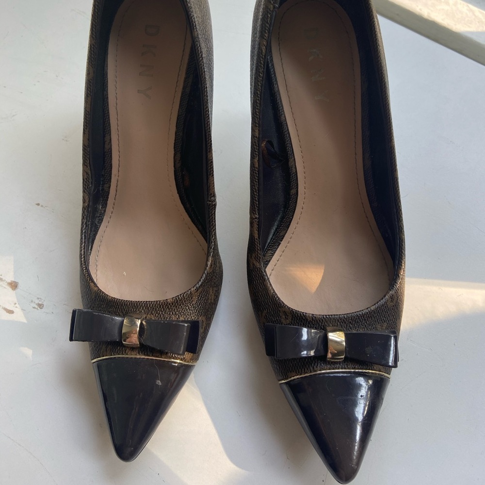 DKNY heels with leather bows pointy toes style